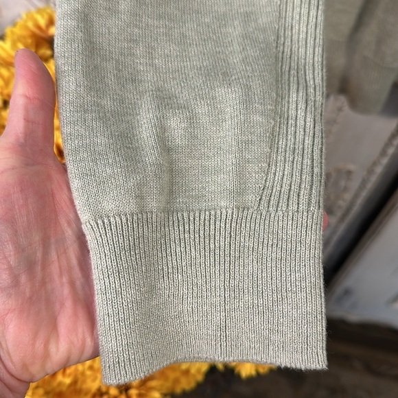 Men’s AWEARNESS By Kenneth Cole Slim Fit V Neck Long Sleeve Lightweight Sweater - Picture 5 of 8